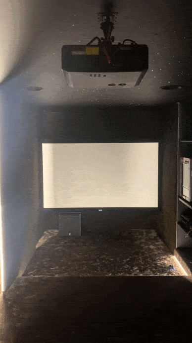 Проектор в кинотеатре