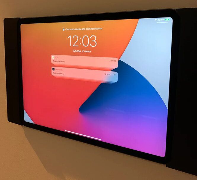 iPad на стене в док станции