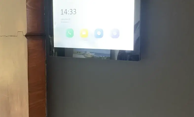 Панель умного домофона в интерьере