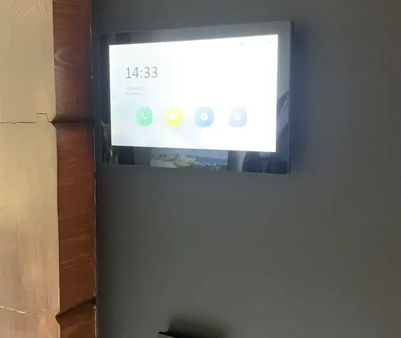 Панель умного домофона в интерьере